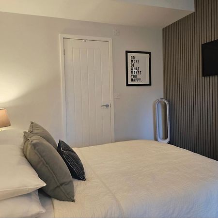 Stylish, Business Traveller Friendly Apartment, With Free Parking And Netflix Фарнбъро Екстериор снимка