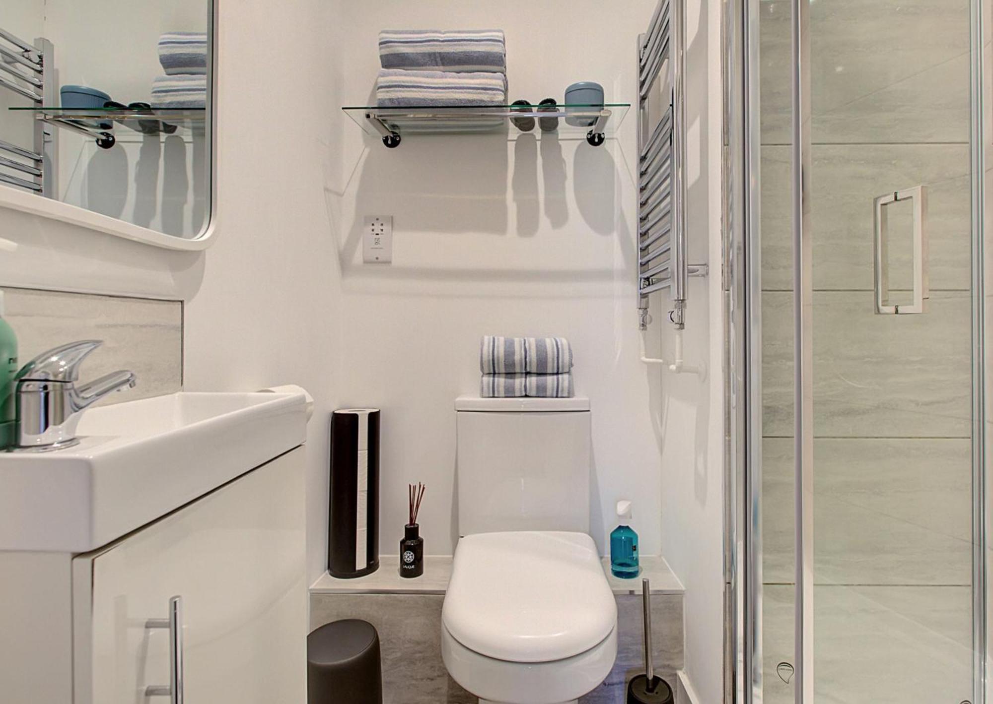 Stylish, Business Traveller Friendly Apartment, With Free Parking And Netflix Фарнбъро Екстериор снимка