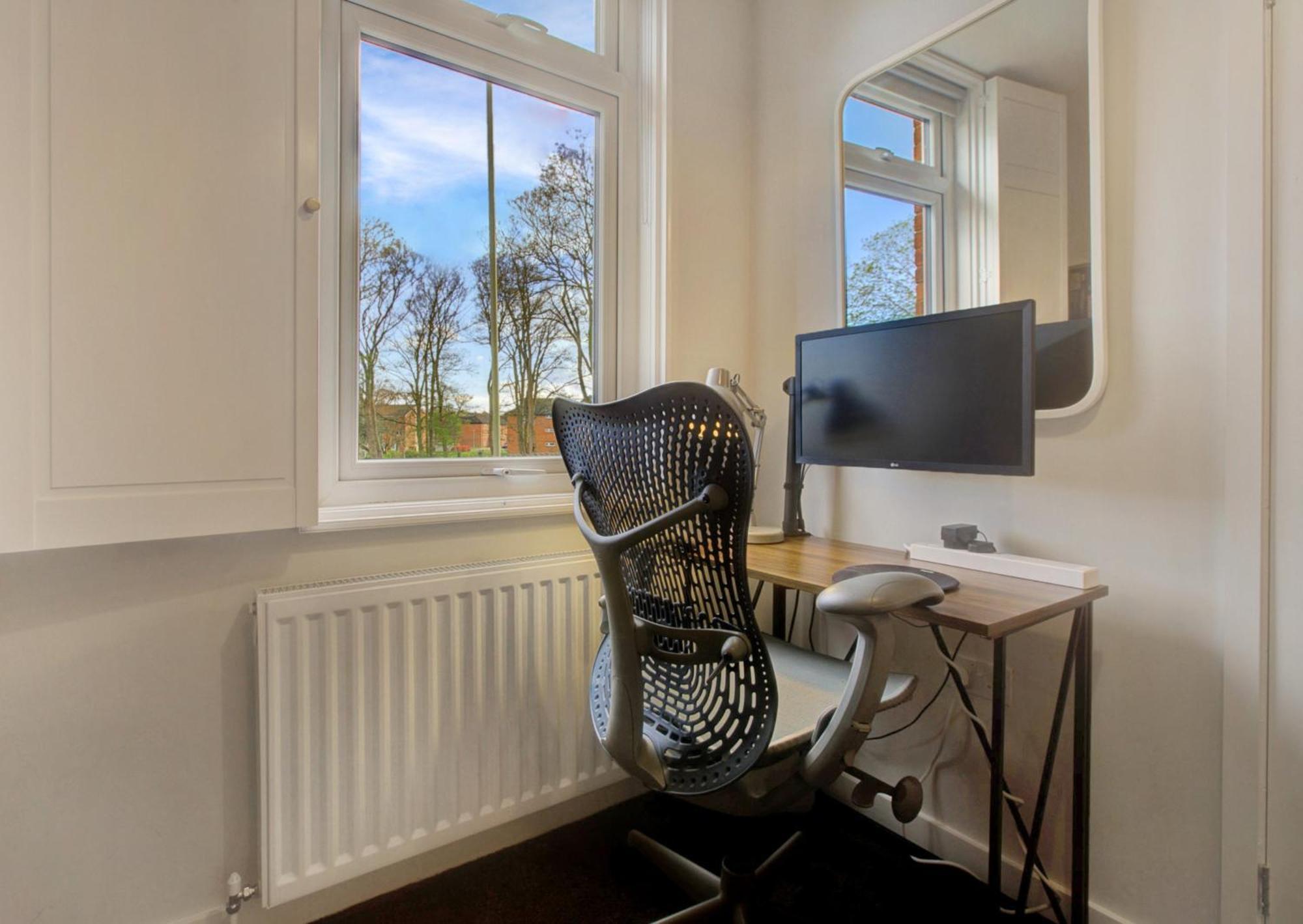 Stylish, Business Traveller Friendly Apartment, With Free Parking And Netflix Фарнбъро Екстериор снимка