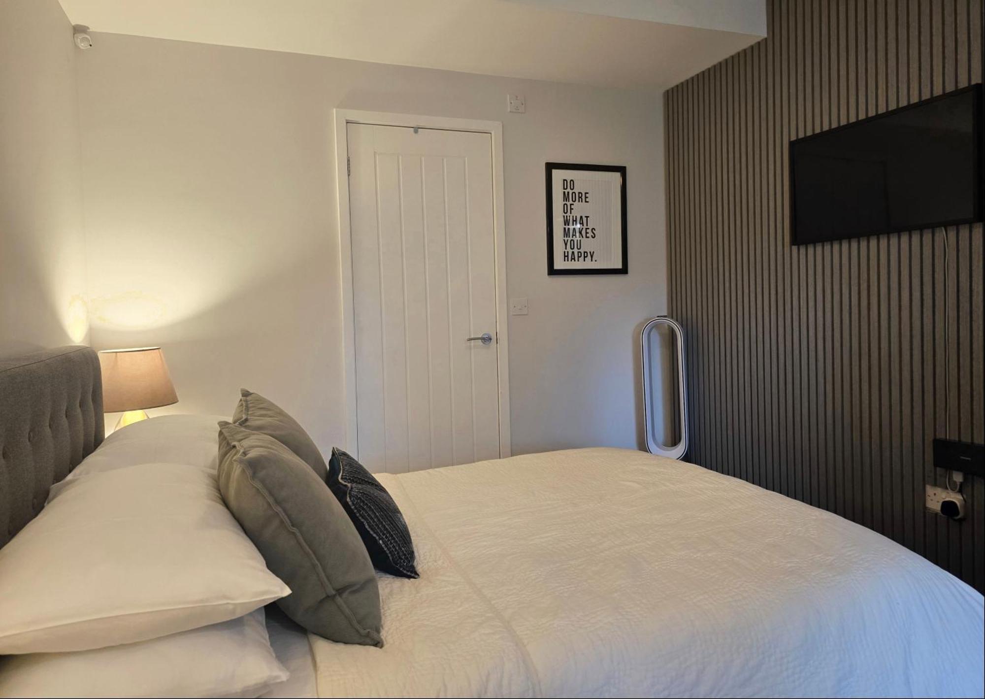 Stylish, Business Traveller Friendly Apartment, With Free Parking And Netflix Фарнбъро Екстериор снимка