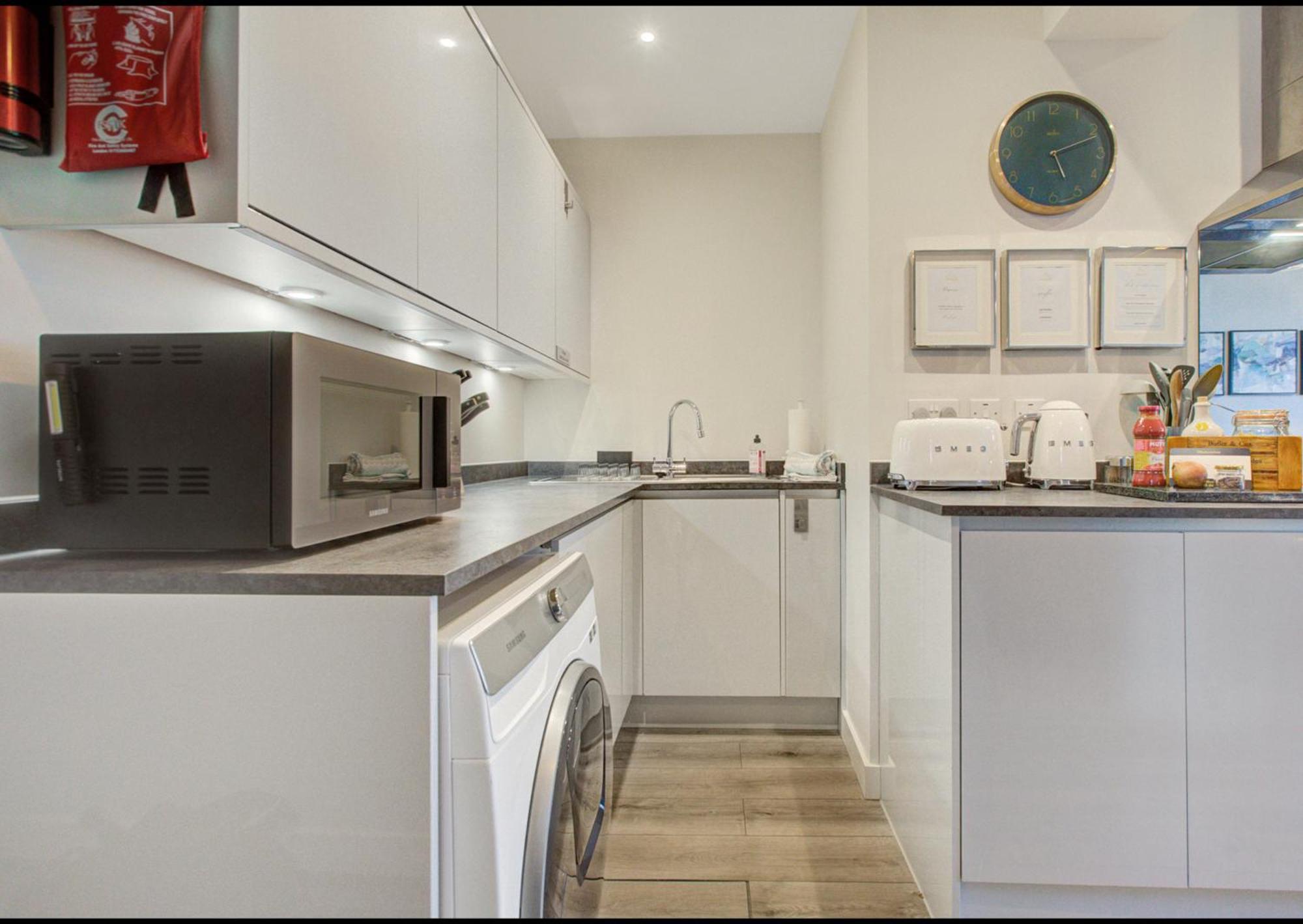Stylish, Business Traveller Friendly Apartment, With Free Parking And Netflix Фарнбъро Екстериор снимка