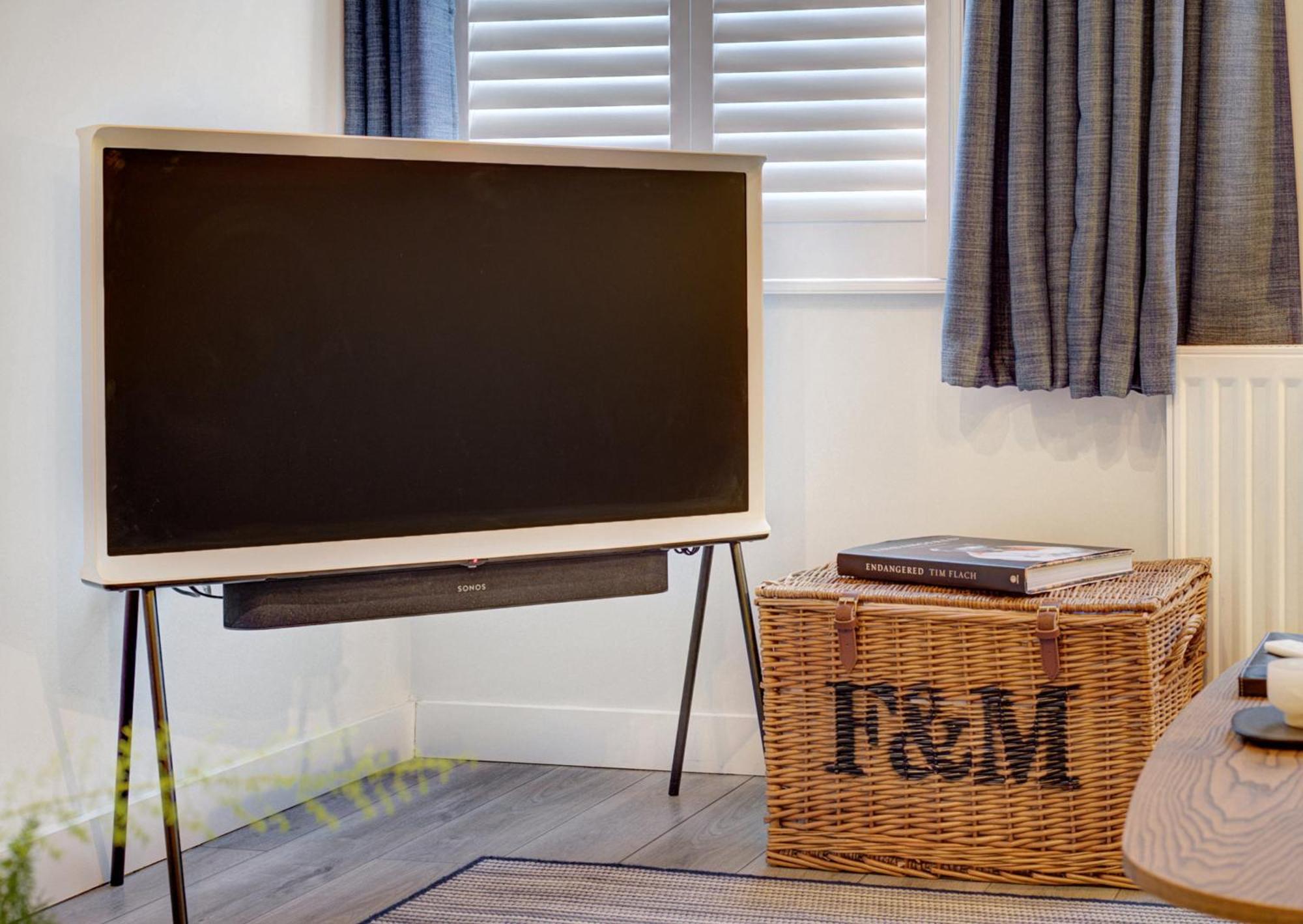 Stylish, Business Traveller Friendly Apartment, With Free Parking And Netflix Фарнбъро Екстериор снимка