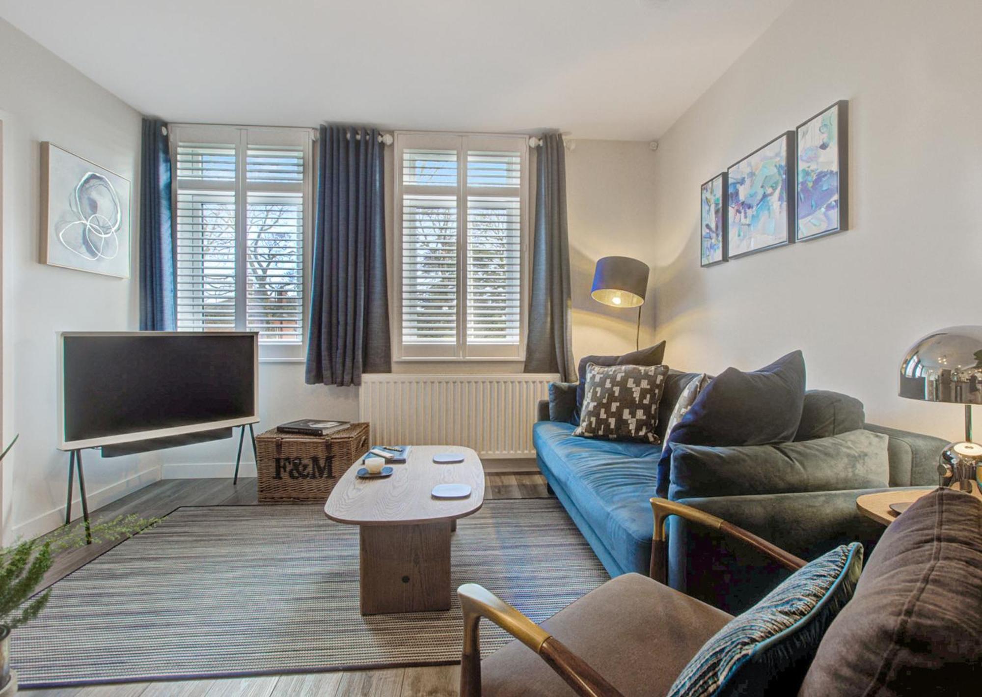 Stylish, Business Traveller Friendly Apartment, With Free Parking And Netflix Фарнбъро Екстериор снимка